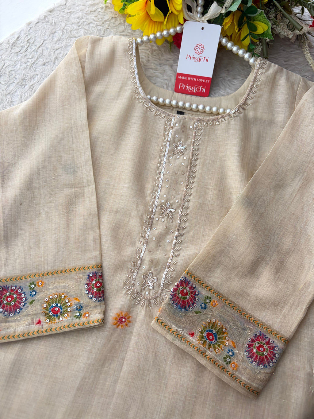 Off White Ethnic embroidered kurta set with Dupatta and Pants