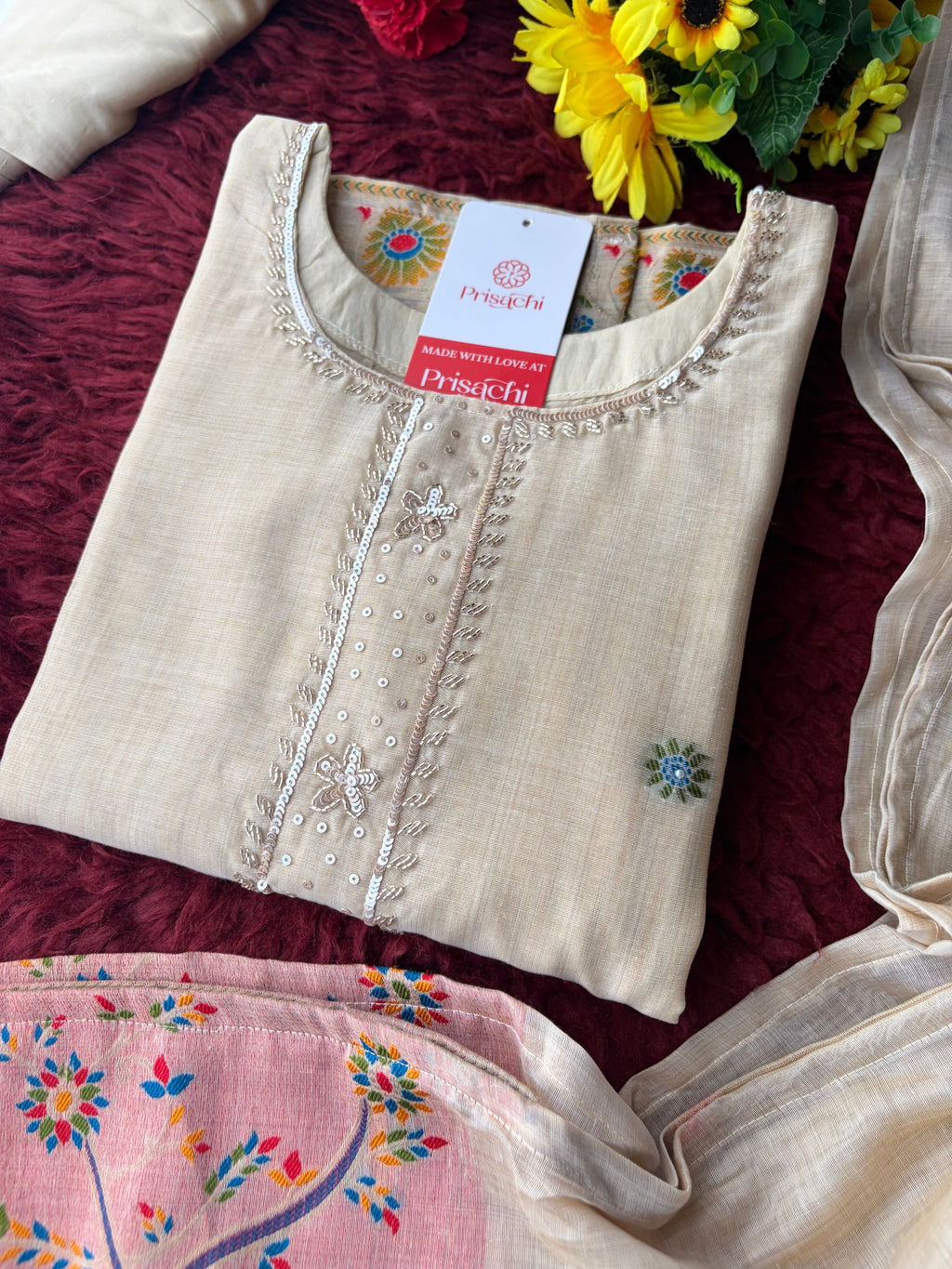 Off White Ethnic embroidered kurta set with Dupatta and Pants