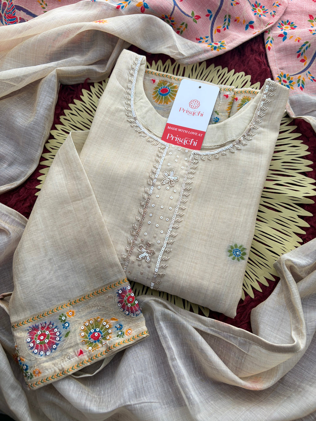 Off White Ethnic embroidered kurta set with Dupatta and Pants