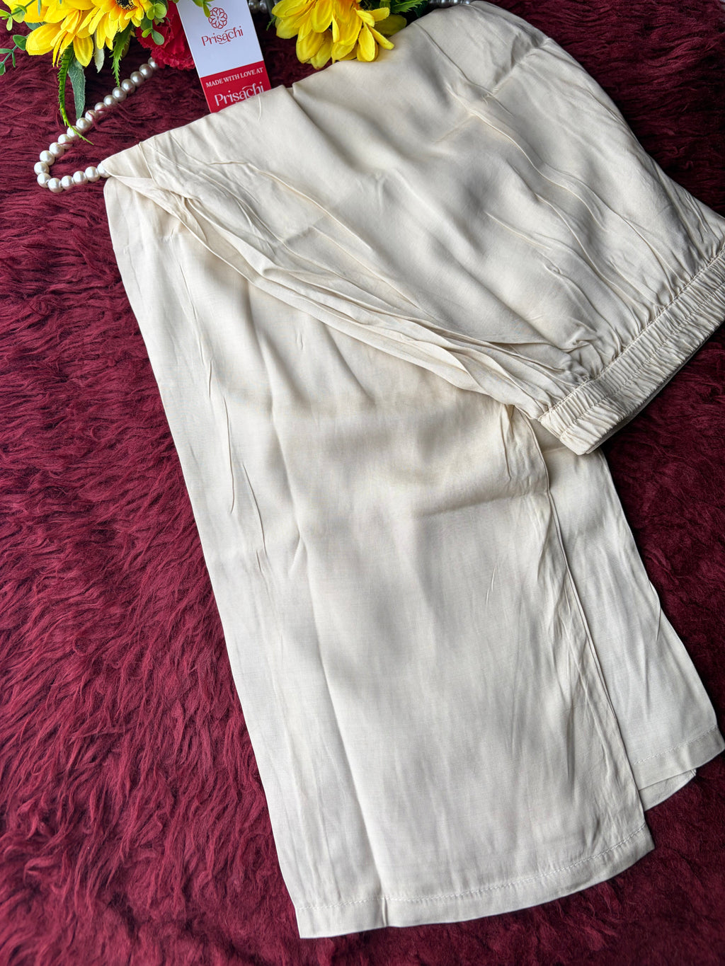 Off White Ethnic embroidered kurta set with Dupatta and Pants